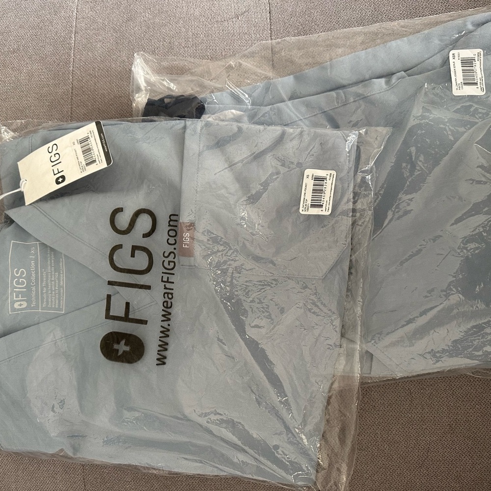 Figs Light Gray Scrub Set